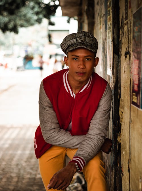 Hombre Con Una Chaqueta Con Cremallera Roja, Blanca Y Gris