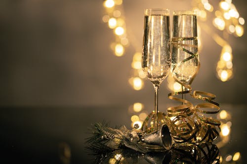 兩個長笛杯裝滿起泡酒伍茲絲帶和聖誕節裝飾的特寫鏡頭