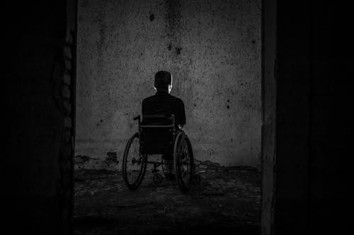 무료 휠체어에 앉아 남자 스톡 사진