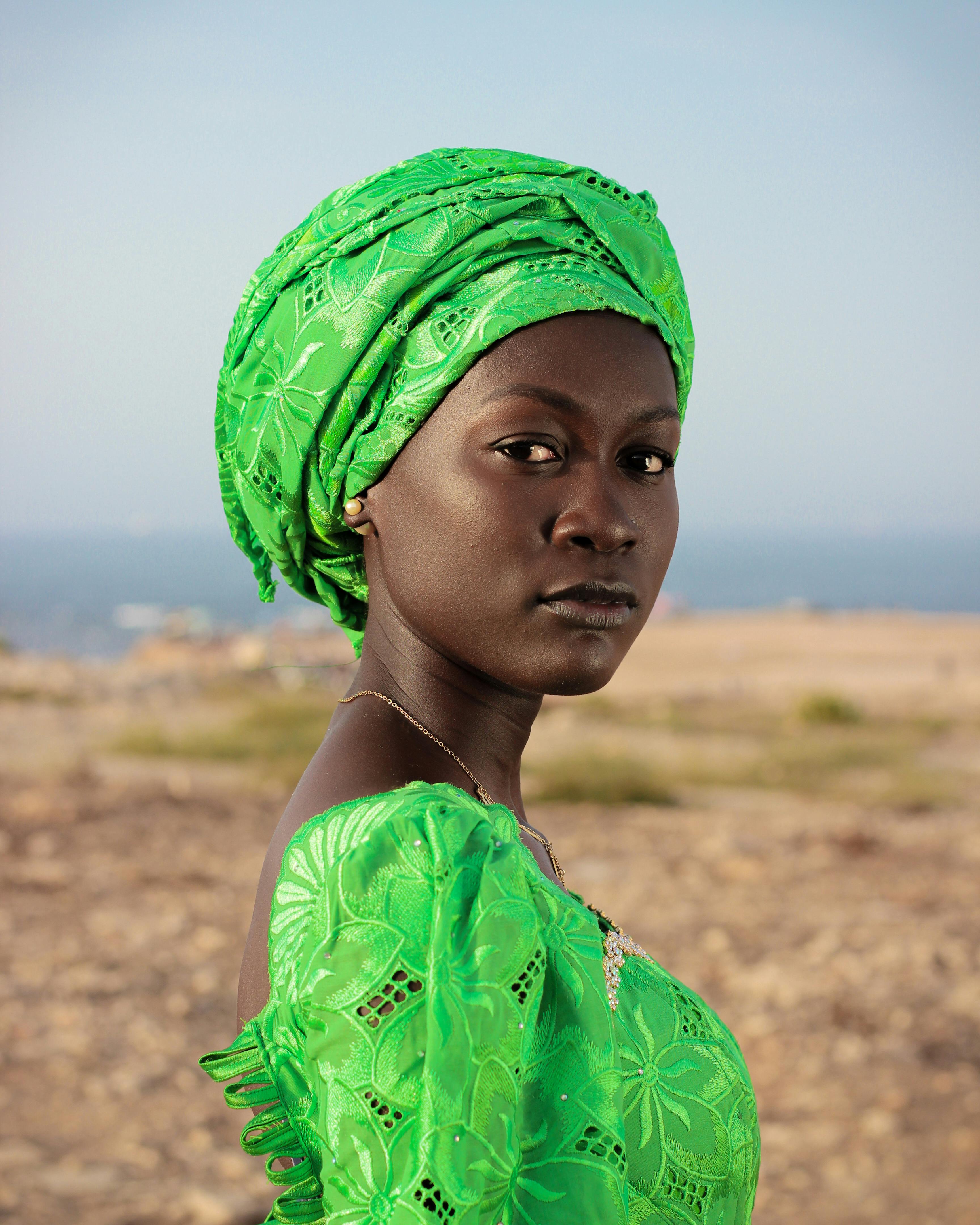 一幅以卡萨布兰卡为背景，身着传统绿色服装的引人注目的女性肖像
