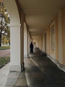 走廊场景捕捉经典建筑的喜怒无常剪影