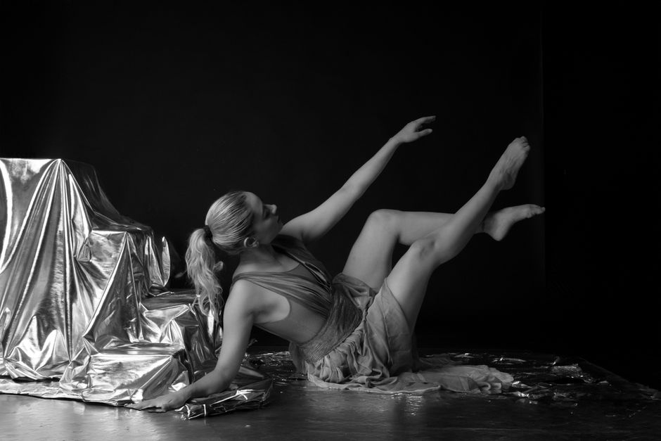 Black and white photo of a graceful contemporary ballet dancer in an elegant pose.