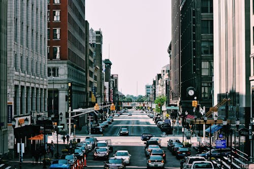 Ücretsiz Gündüz şehir Caddesinde Araç Trafiği Stok Fotoğraflar