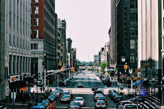 白天，充满活力的城市街道交通繁忙，高耸的建筑物林立