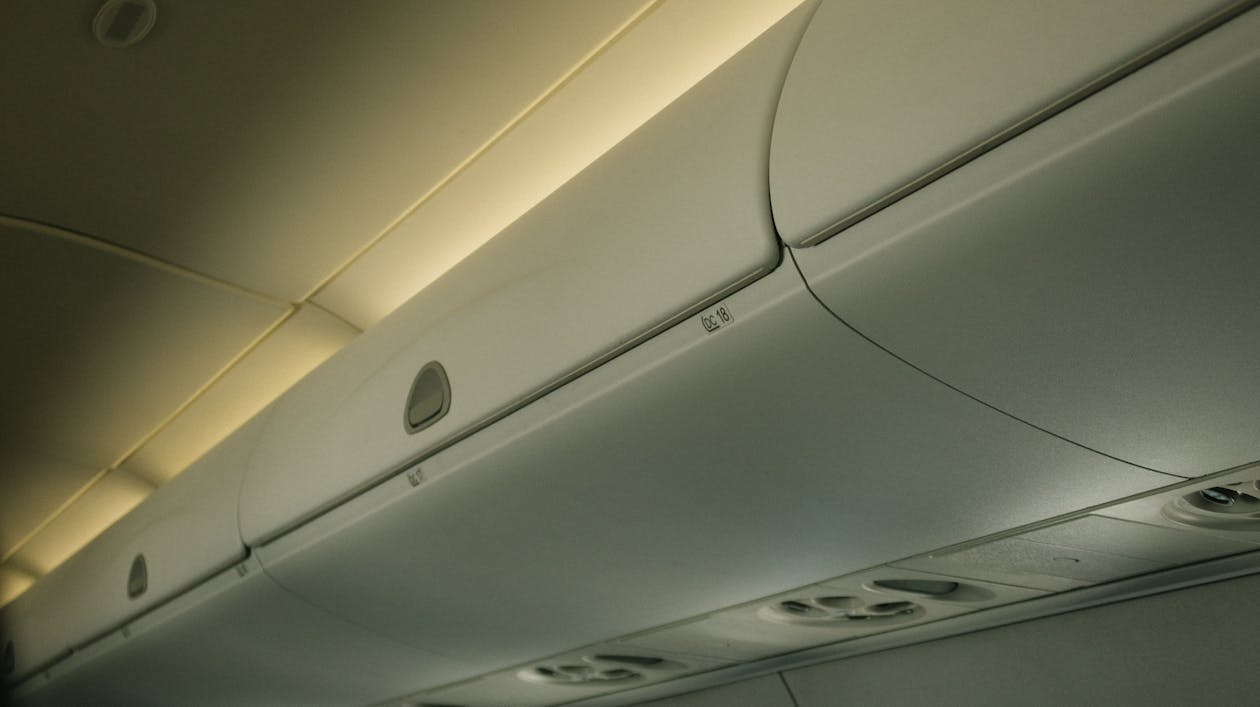 Weißer Flugzeuggepäckkoffer