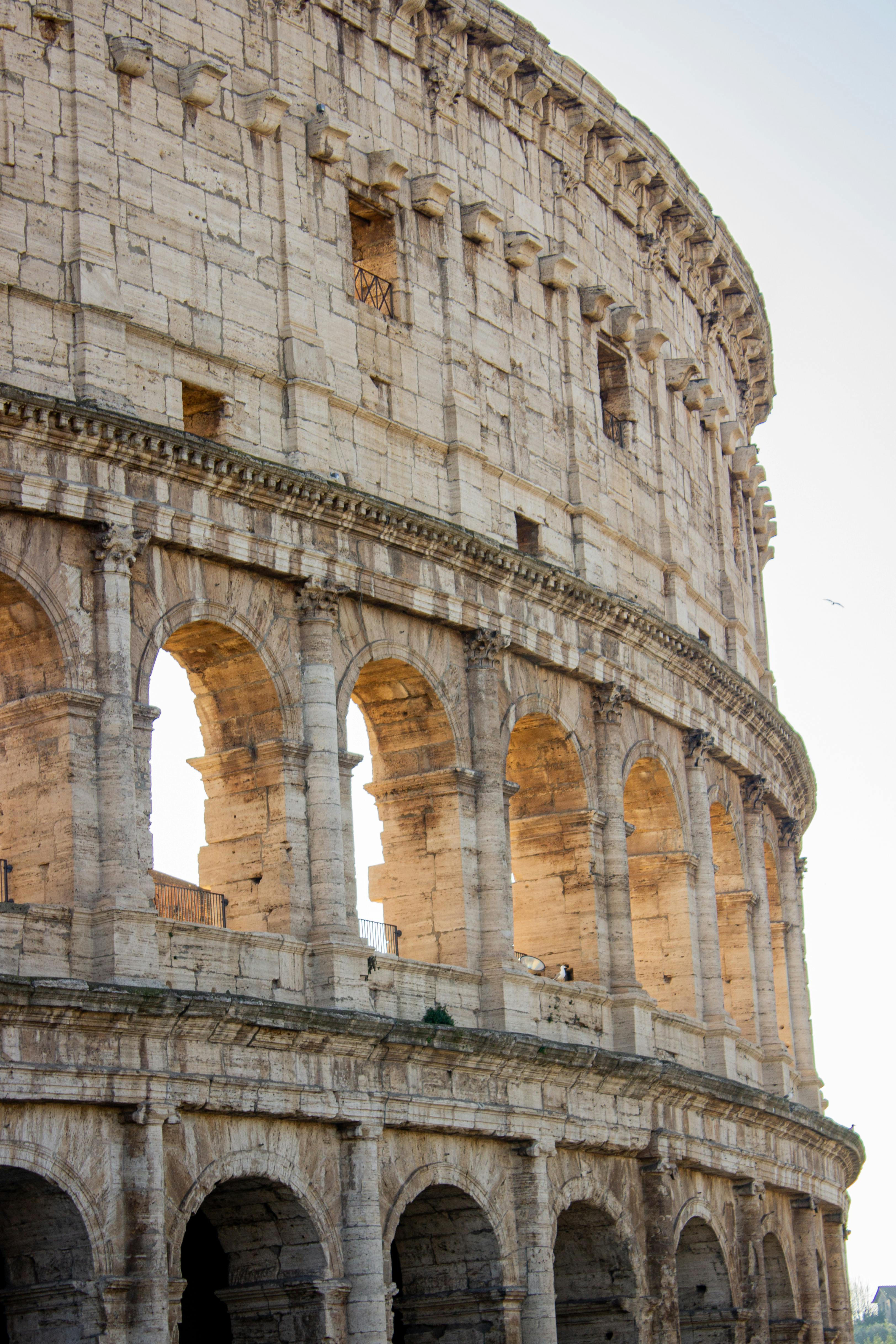 Ücretsiz Kolezyum'un ikonik kemerlerini ve antik mimarisini sergileyen detaylı görünüm. Stok Fotoğraflar