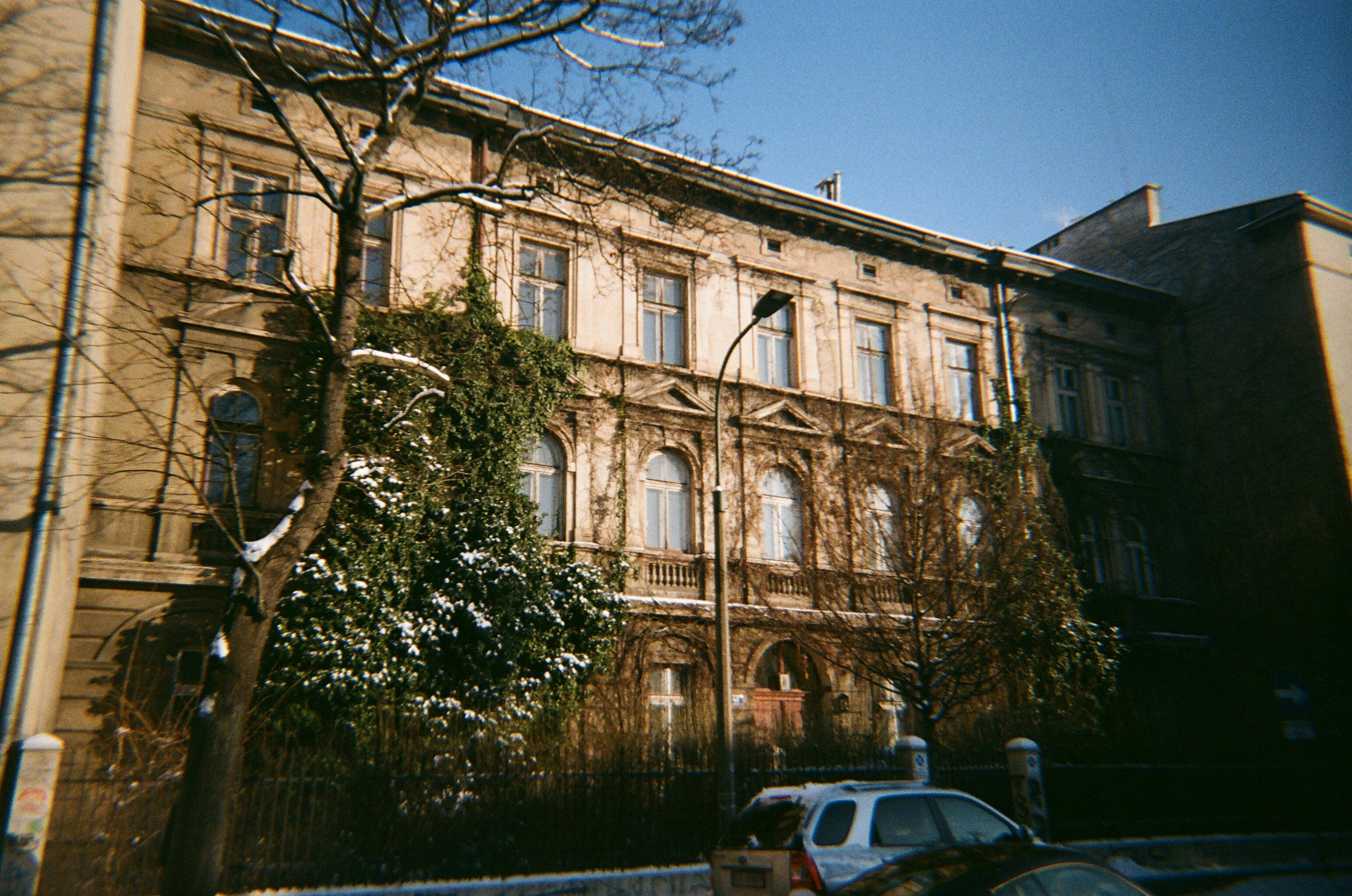 бесплатная Исторический фасад здания на фоне зимнего пейзажа в Кракове, Польша. Стоковое фото