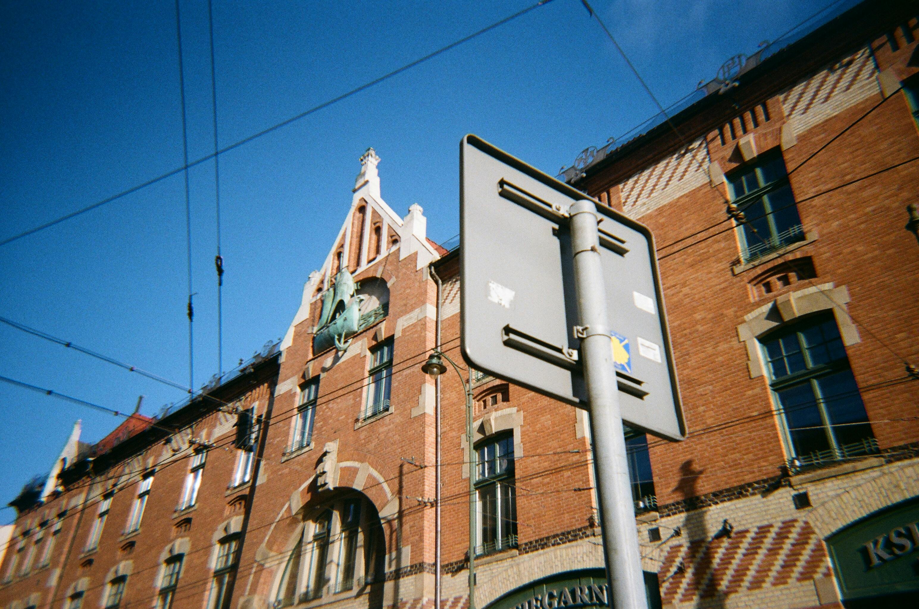 Zadarmo Analógová fotografia historickej architektúry v poľskom Krakove s nápisom ulice v popredí. Fotka z fotobanky