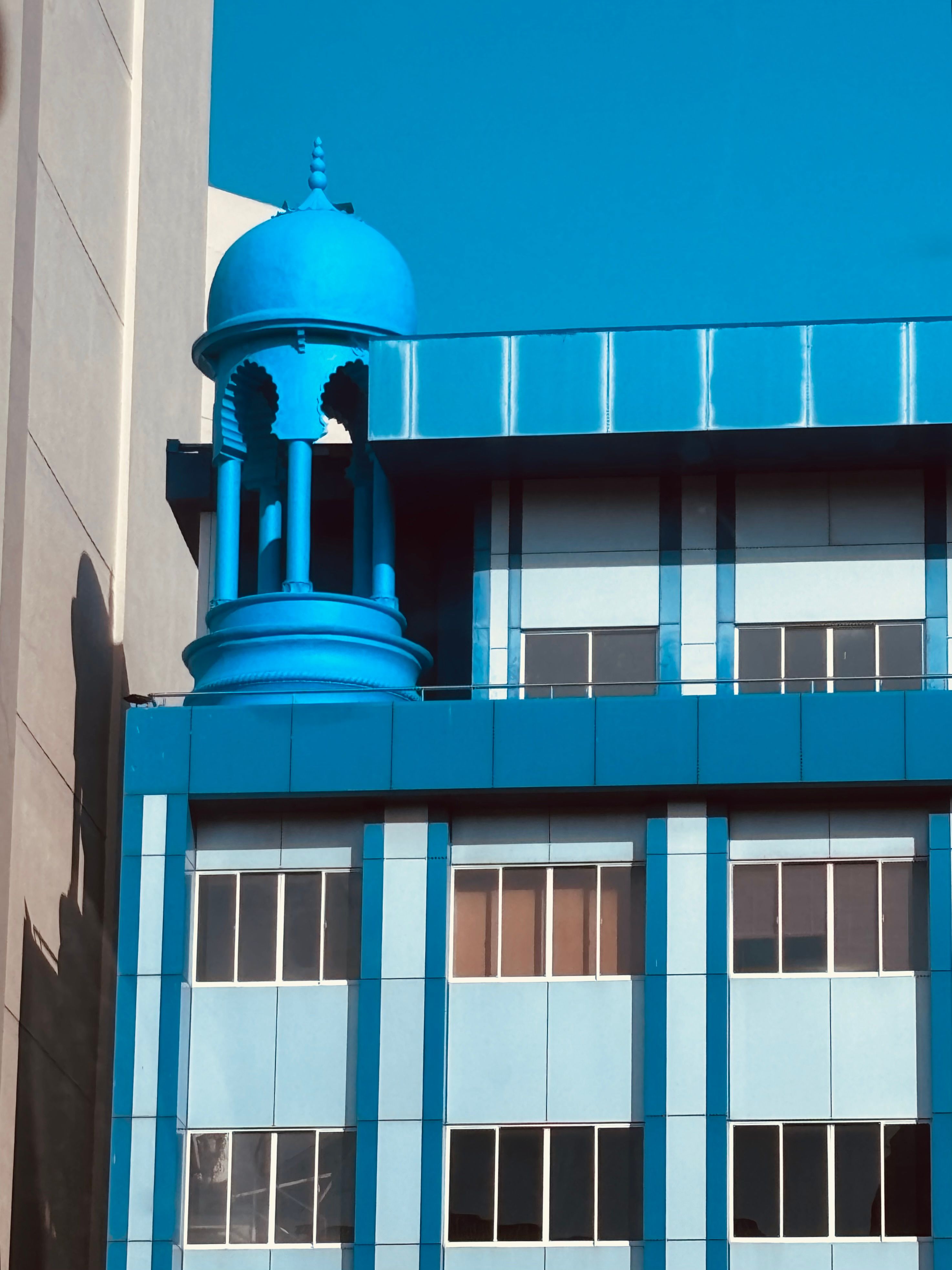 Fachada Arquitectónica De Un Edificio De Color Azul Vibrante En Colombo ...