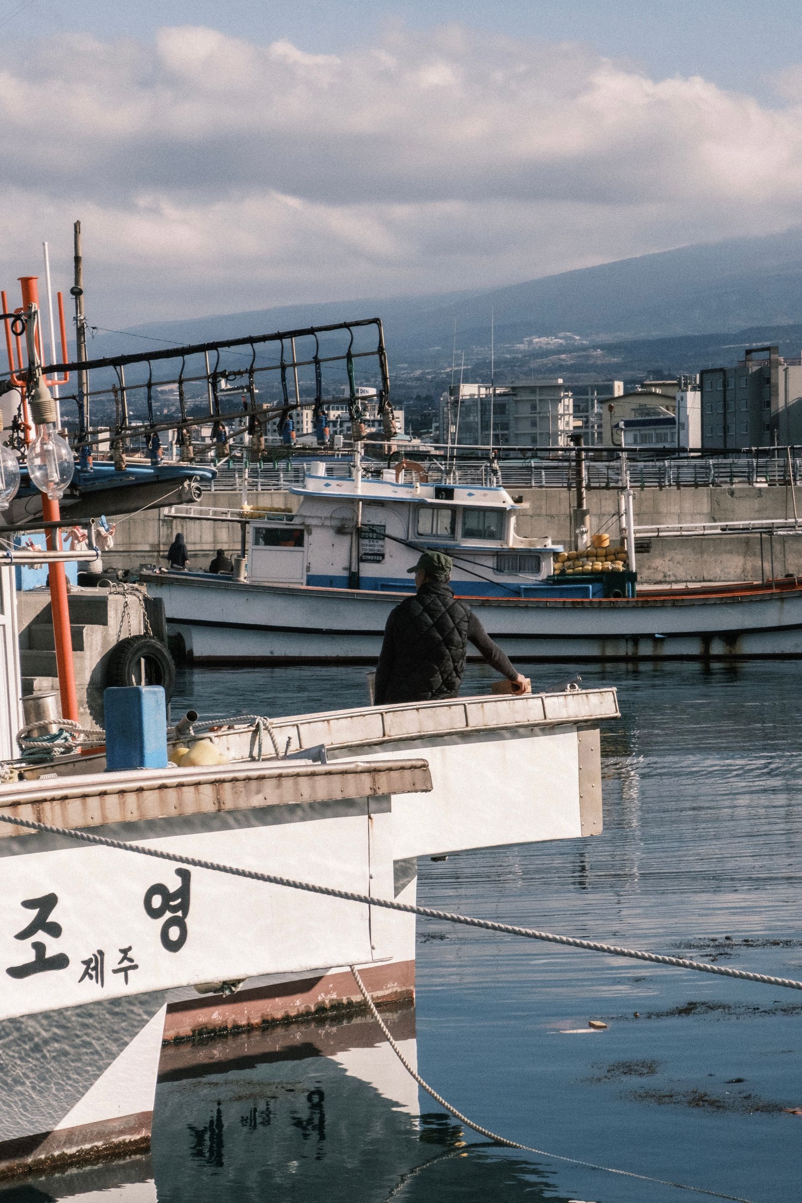 우도 가는 배가 정박한 제주 항구 풍경
