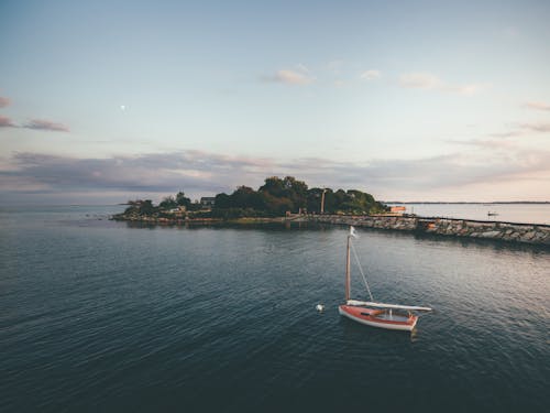 Bateau Rouge Et Blanc Au Milieu De L'océan