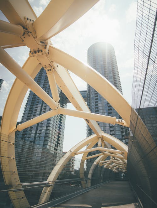 背景に塔の建物とアーチ橋