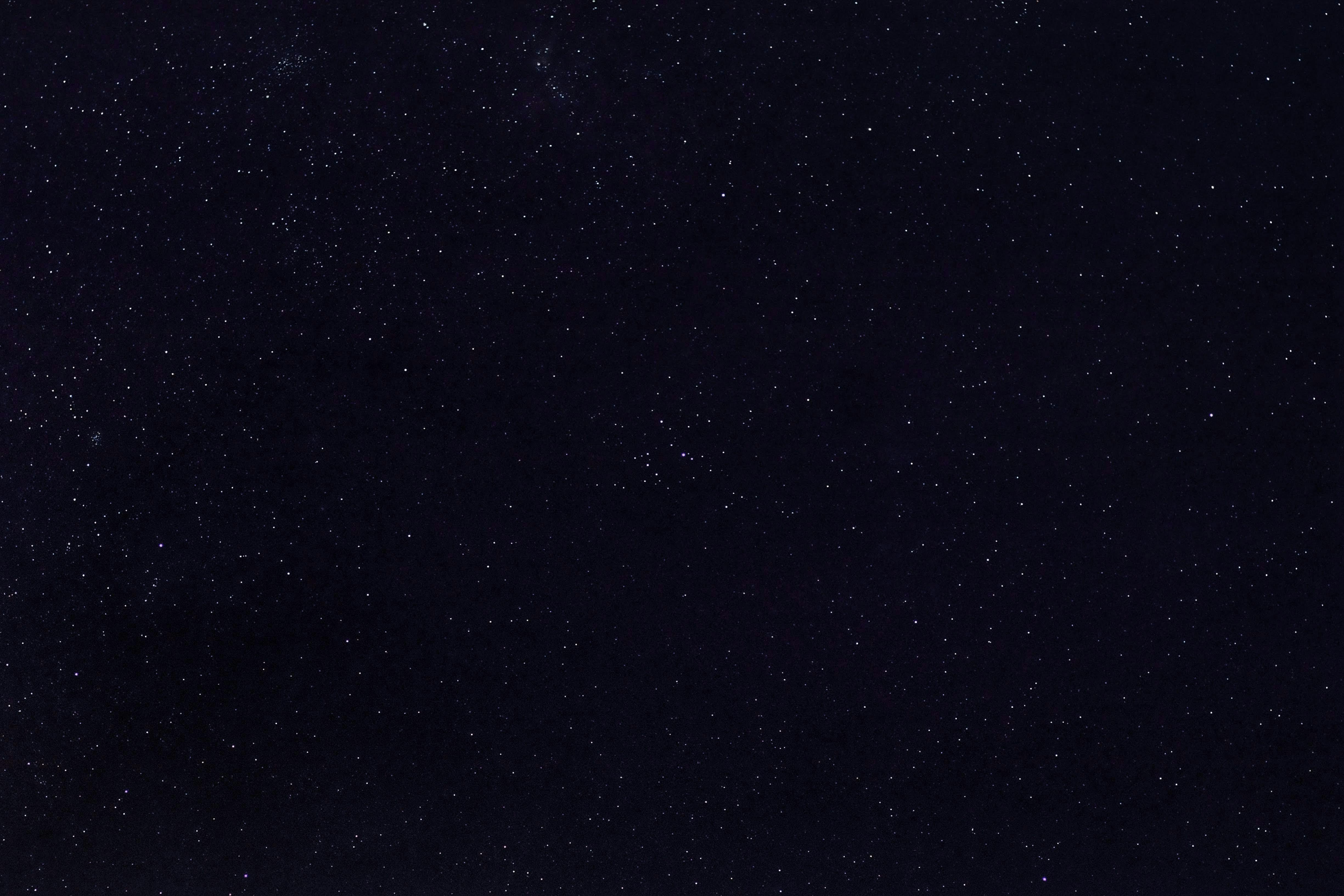 Zadarmo Úchvatný pohľad na nočnú oblohu plnú nespočetných hviezd, ktoré ukazujú krásu vesmíru. Fotka z fotobanky