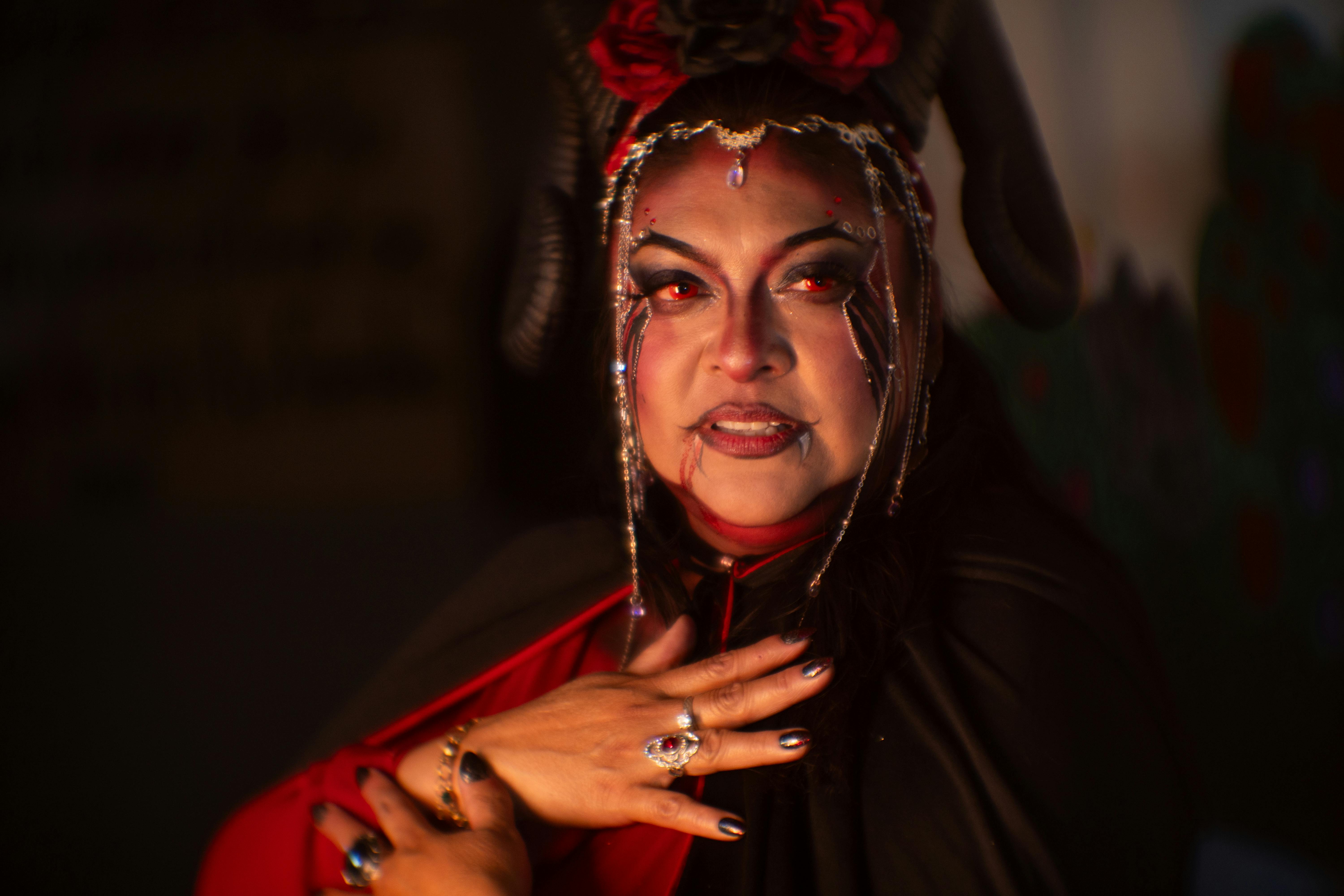 grátis Uma mulher com uma roupa gótica, maquiagem e acessórios elaborados, exalando uma aura misteriosa. Foto profissional