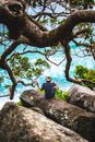 在澳大利亚伯利头，一名男子坐在岩石上欣赏海景