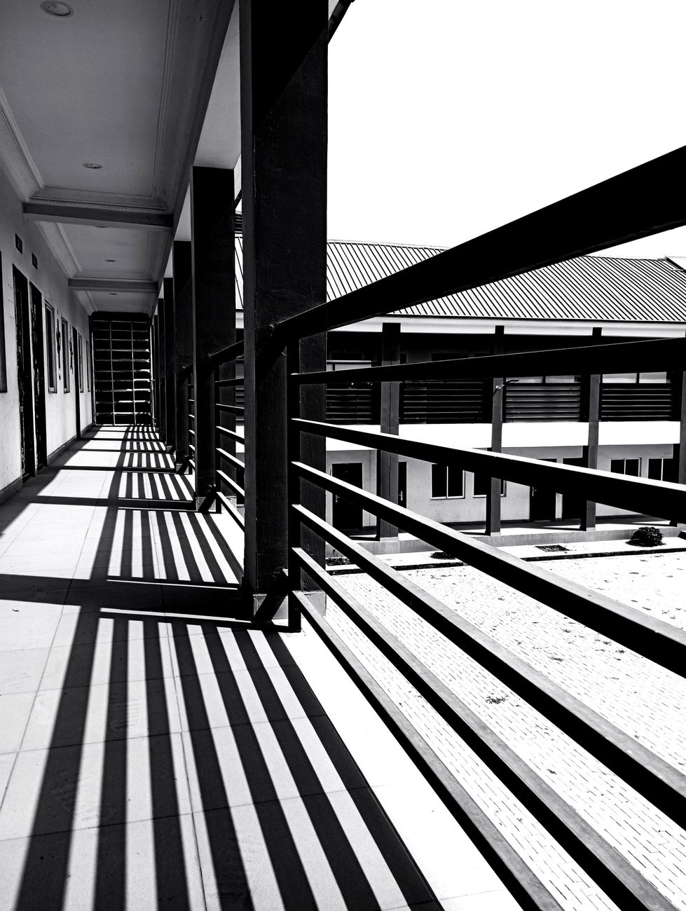 Tiefschwarzes Gebäude & Schatten – AMOLED Hintergrundbild
