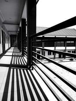Tiefschwarzes Gebäude & Schatten – AMOLED Hintergrundbild