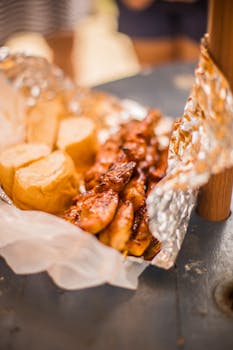 铝箔上烤肉和面包的特写，非常适合烧烤爱好者