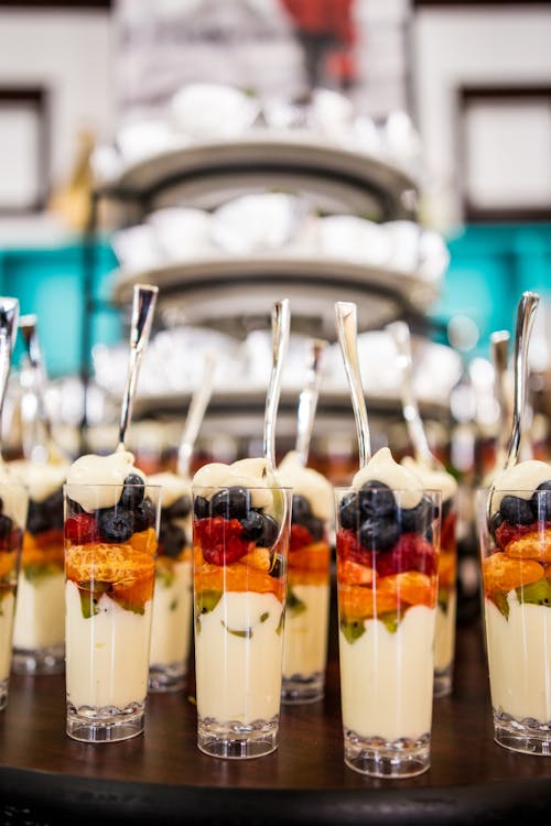 Foto De Enfoque Selectivo De Postres De Frutas En Vasos Transparentes Para Beber