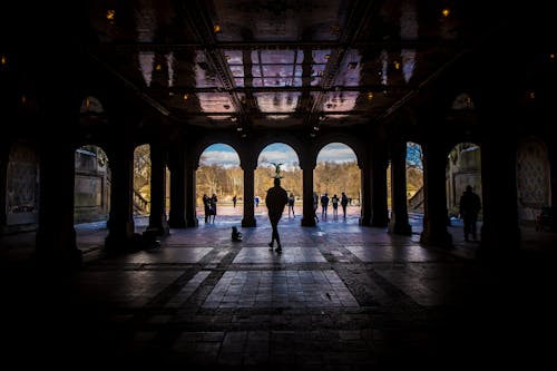 Silhouette De Personne Qui Marche Dans Un Bâtiment En Béton