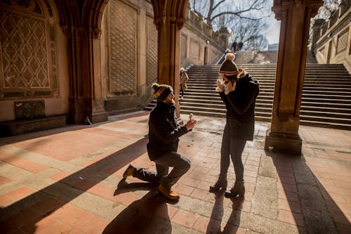 Homme Sur Un Genou Proposant à Une Femme