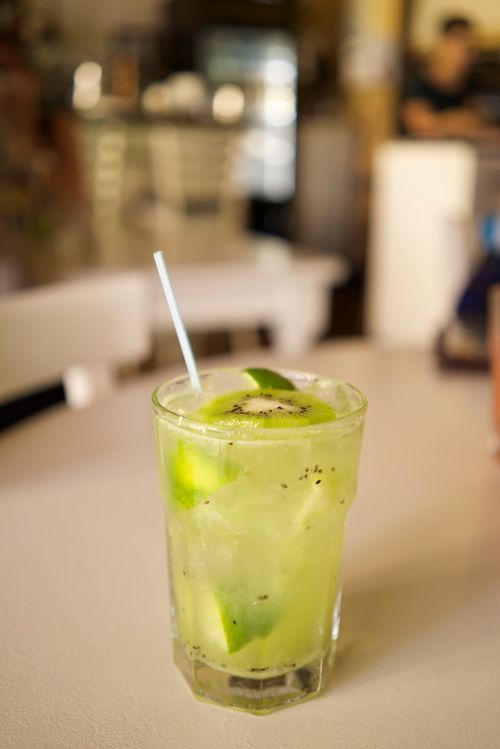 Free A close-up of a citrus cocktail with lime slices and a straw, perfect for summer refreshment. Stock Photo