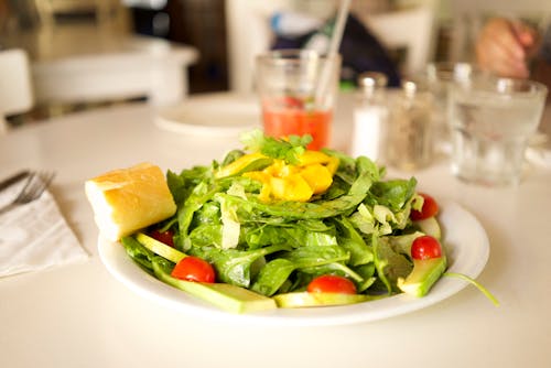 Verduras Verdes En Un Plato Blanco