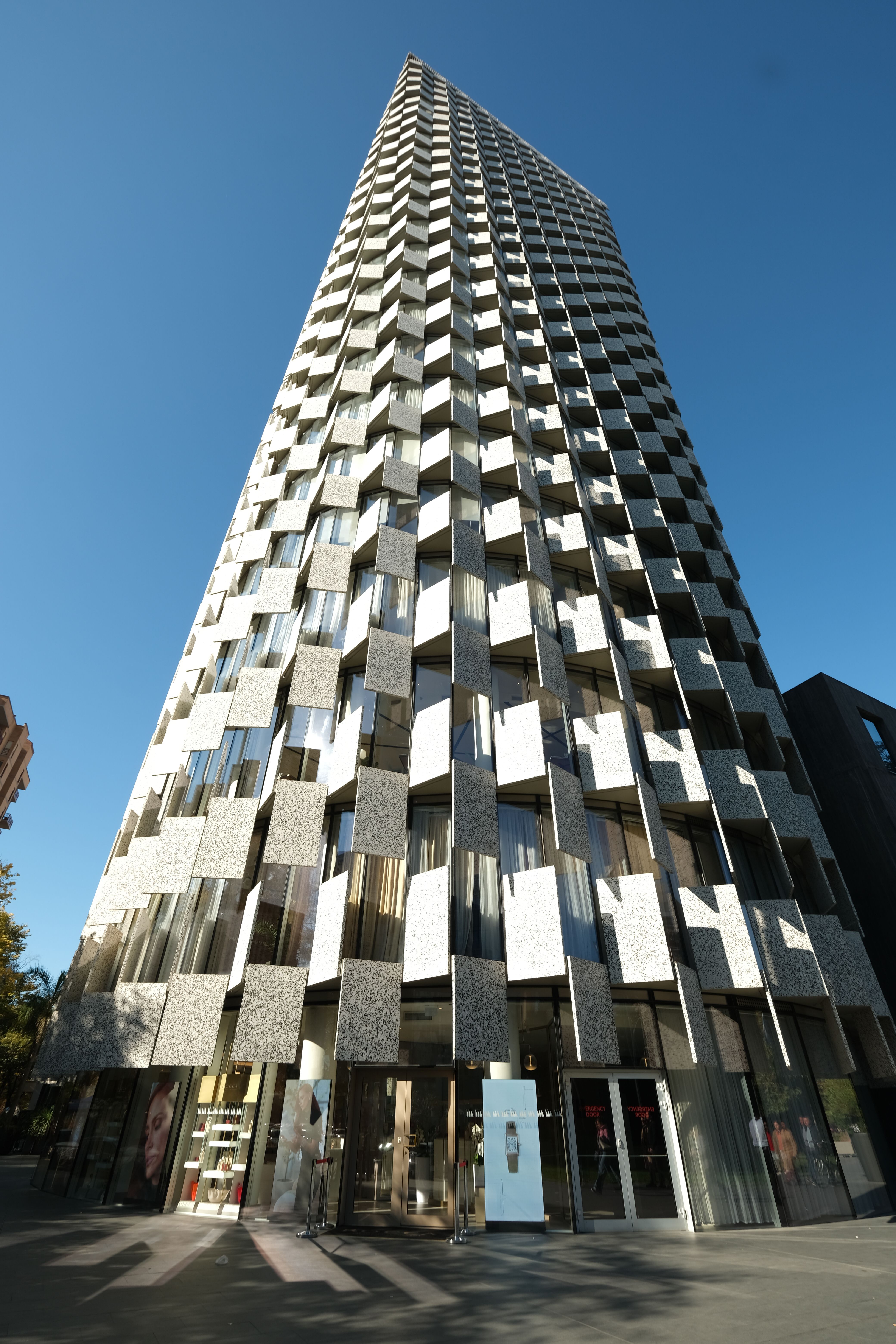 Modern Architectural Skyscraper in Urban Setting · Free Stock Photo