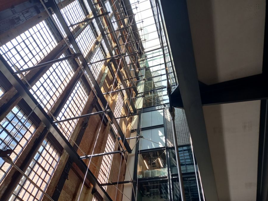 Detalhe de fachada contemporânea com reflexos em vidro