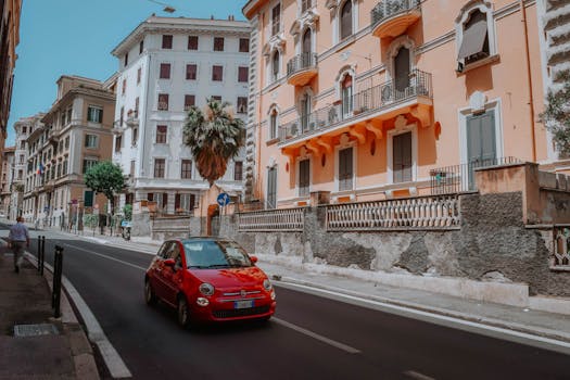 罗马风景秀丽的城市街道上，经典的意大利建筑与红色汽车形成了鲜明的对比