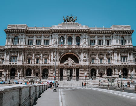 在阳光明媚的日子里，捕捉罗马标志性的正义宫，展现其建筑的辉煌