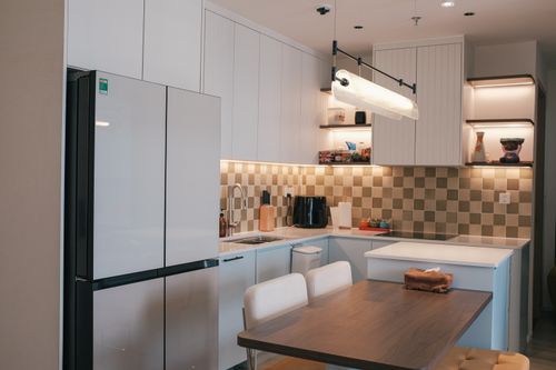 Free Stylish kitchen interior featuring sleek design and warm lighting. Stock Photo
