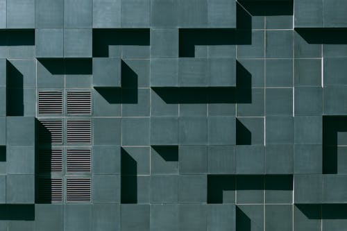 無料 幾何学的なデザインの灰色のコンクリートの建物の外観 写真素材