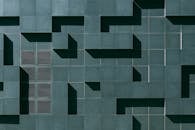 奥斯陆的建筑立面采用抽象几何设计，通过瓷砖、网格和阴影的运用，营造出简约的风格