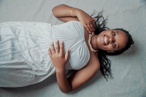 Junge Frau in weißem Kleid mit Schmuck