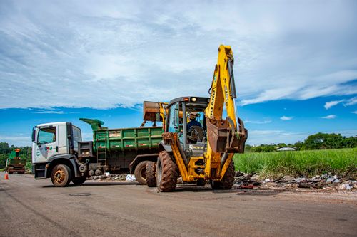Free Excavator and truck clearing rubble in Londrina, Brazil outdoors. Stock Photo