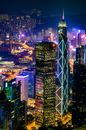 香港令人惊叹的夜景，以其照明的天际线、标志性的摩天大楼和充满活力的城市灯光而著称