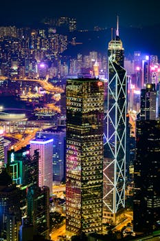 香港令人惊叹的夜景，以其照明的天际线、标志性的摩天大楼和充满活力的城市灯光而著称