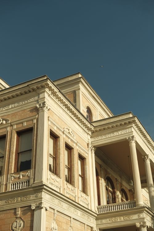 Free Elegant architectural structure with classic design in Istanbul, Türkiye under a clear blue sky. Stock Photo
