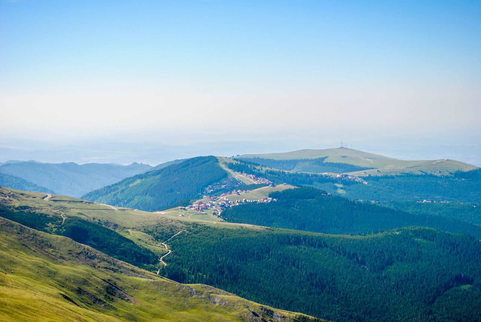 Cazare în Azuga: dealurile împădurite din jurul Azugii, vara, văzute de sus
