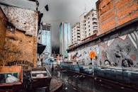 阴云密布的天空下，波哥大充满活力的城市街道拥有涂鸦艺术和现代建筑