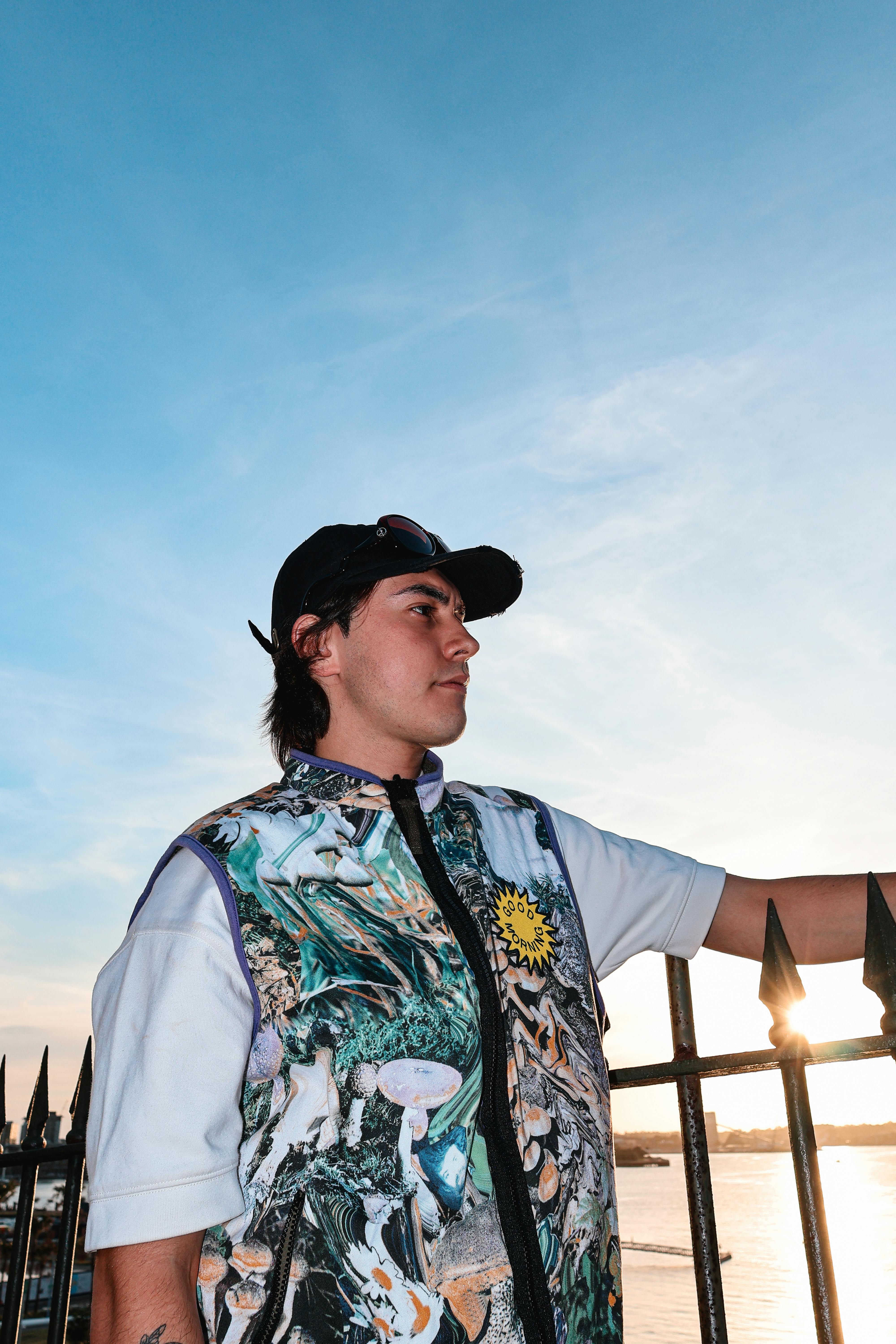 bezplatná Stylový model pózuje v The Rocks, Sydney s východem slunce v pozadí. Základová fotografie