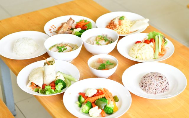 Các suất ăn nhỏ đủ cơm, canh, rau, món mặn cho bé