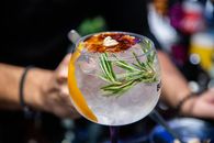 酒吧环境中，一款用柑橘和迷迭香装饰的优雅鸡尾酒特写，营造出完美的夏季氛围