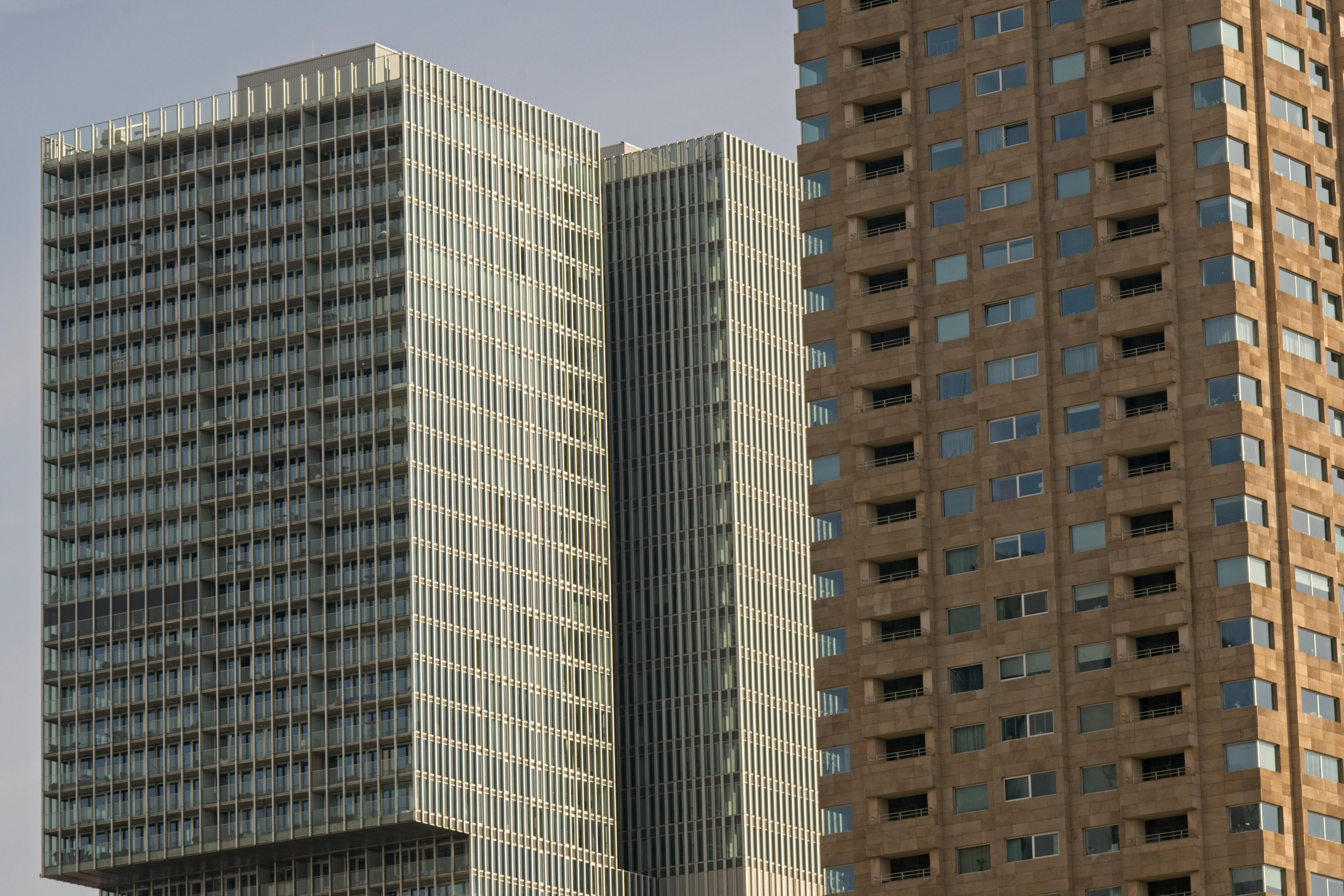 Rotterdam şehir merkezinde modern bir apartman dairesi, konaklama seçenekleri ve şehir manzarası.