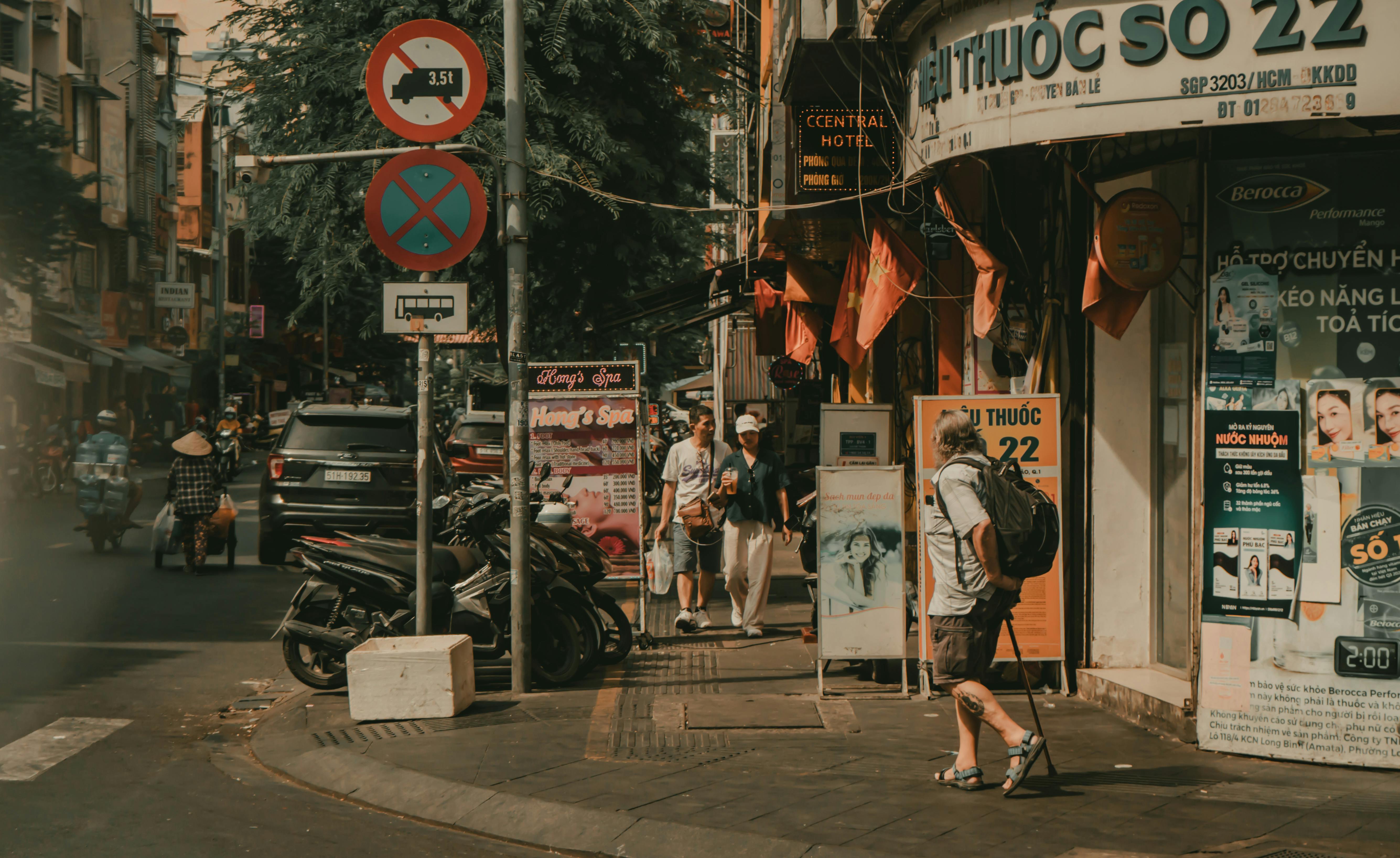https://www.pexels.com/photo/bustling-street-corner-in-ho-chi-minh-city-30397745/