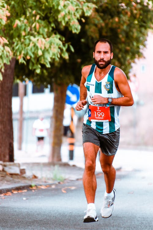 Atleta Usando Roupas Esportivas Ativas Correndo Na Rua