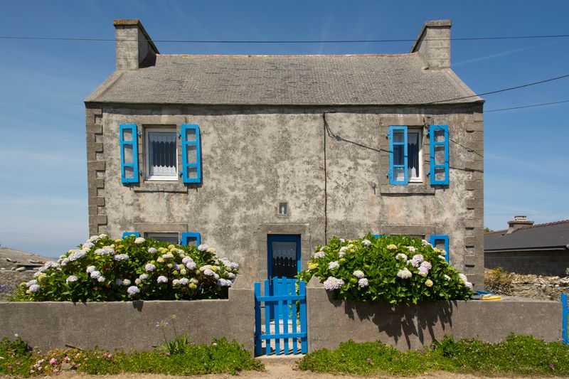 Maison bretonne traditionnelle à volets bleus, typique de Dinard