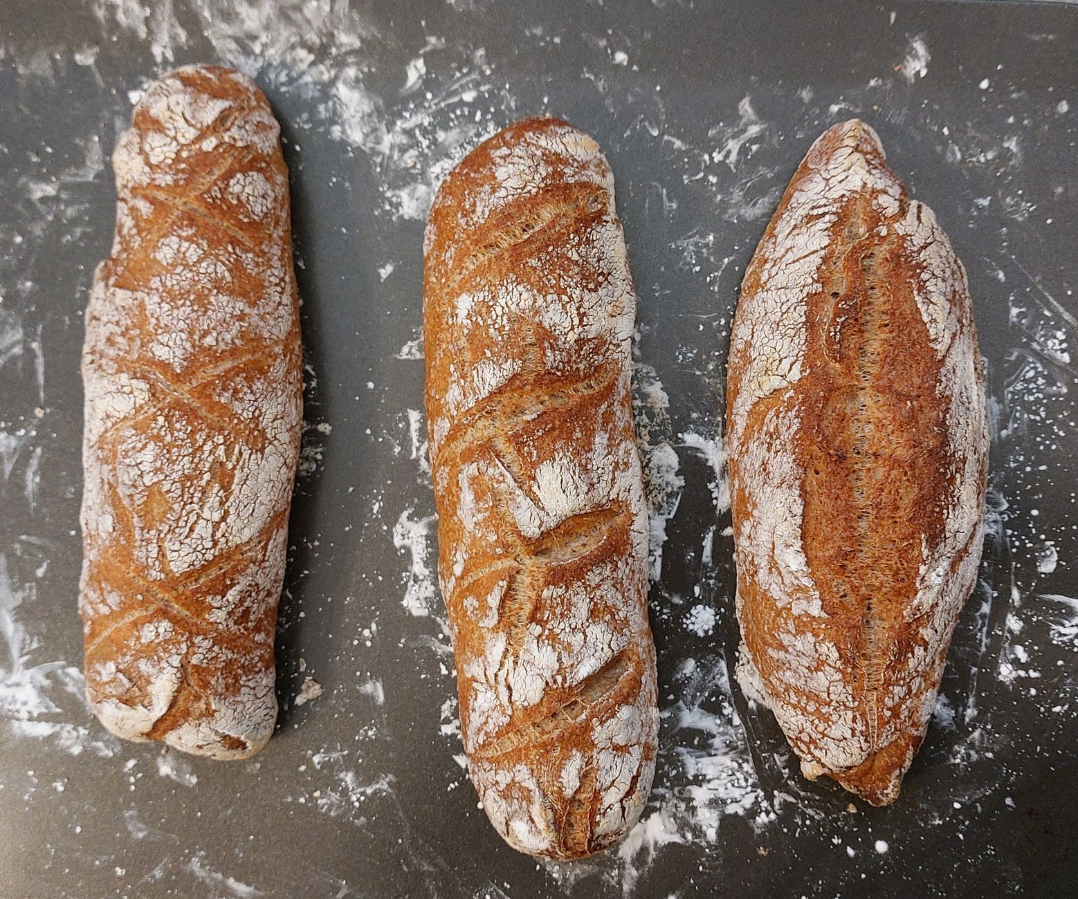 Delicias del Pan Artesanal Pan artesanal recién horneado con corteza crujiente.