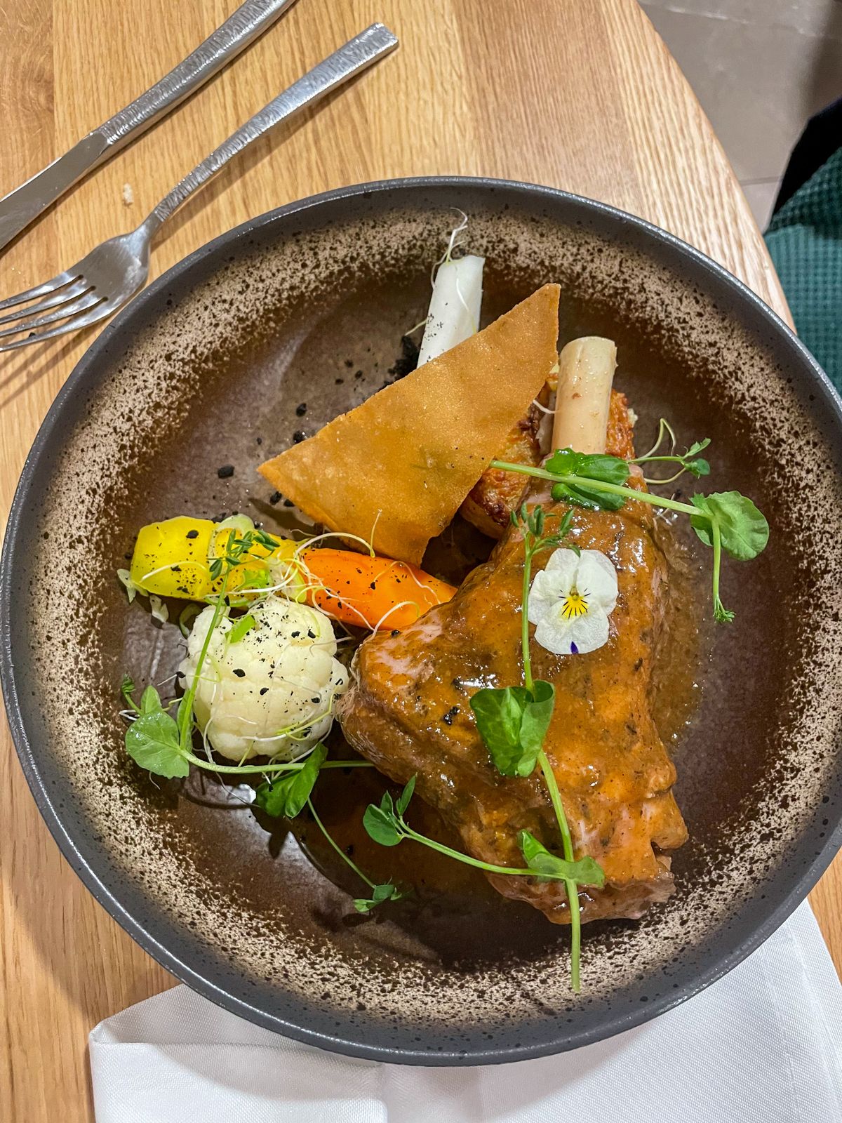 Patates ve soğanla fırınlanmış incik kebabı